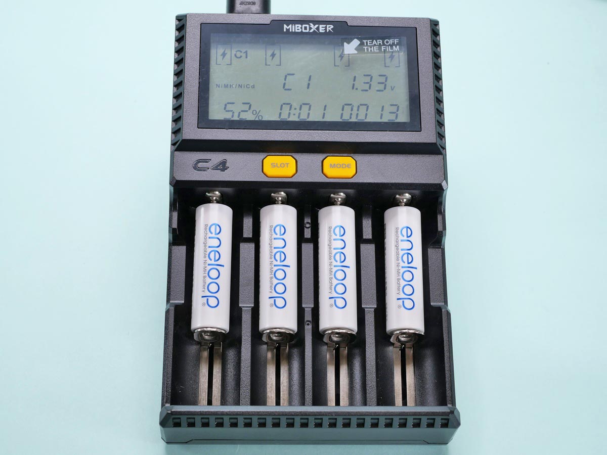 エネループの充電器です。 富士通 WEB MART | 単3形 エネループ 4本付 USB入出力付急速充電
