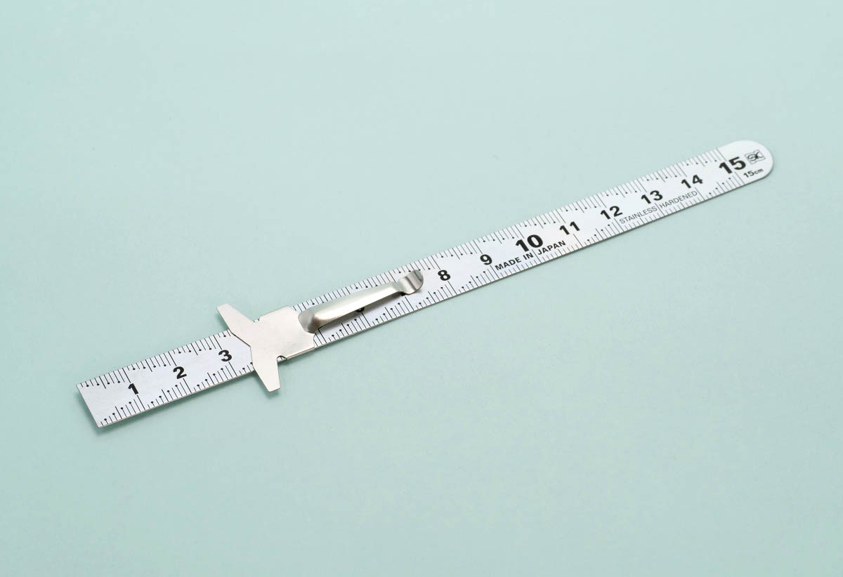 03
新潟精機 クリップスケール 快段目盛 15cm SVC-15KD
斜めから