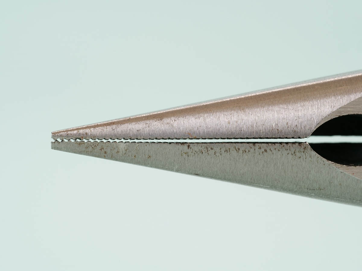 04
KNIPEX ラジオペンチ 25-160 先端細いタイプ
外観_掴み面隙間