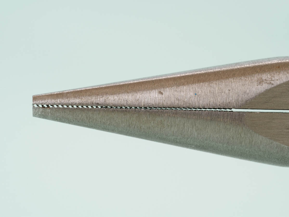 04
KNIPEX ロングノーズプライヤー 3021-160
外観_掴み面隙間