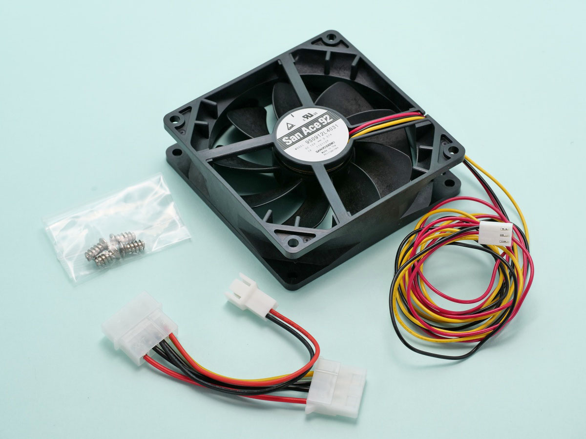 03
山洋電気製静音ファン 9cm 25mm厚 1750rpm SF9-S4
外観と付属品