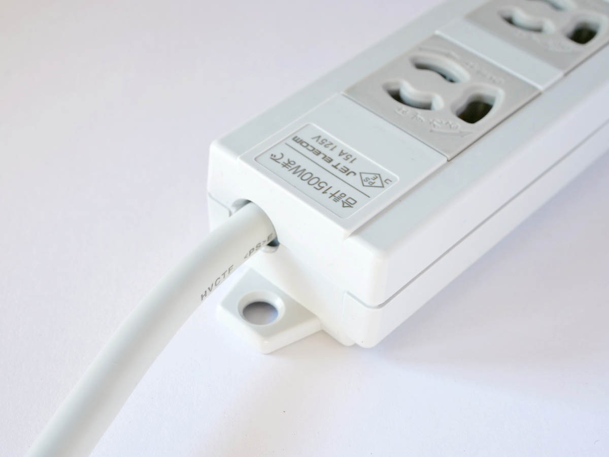 05
エレコム 電源タップ 3ピン 4個口 スイングプラグ T-T06-3410LG/RS
電源ケーブル取り出し部