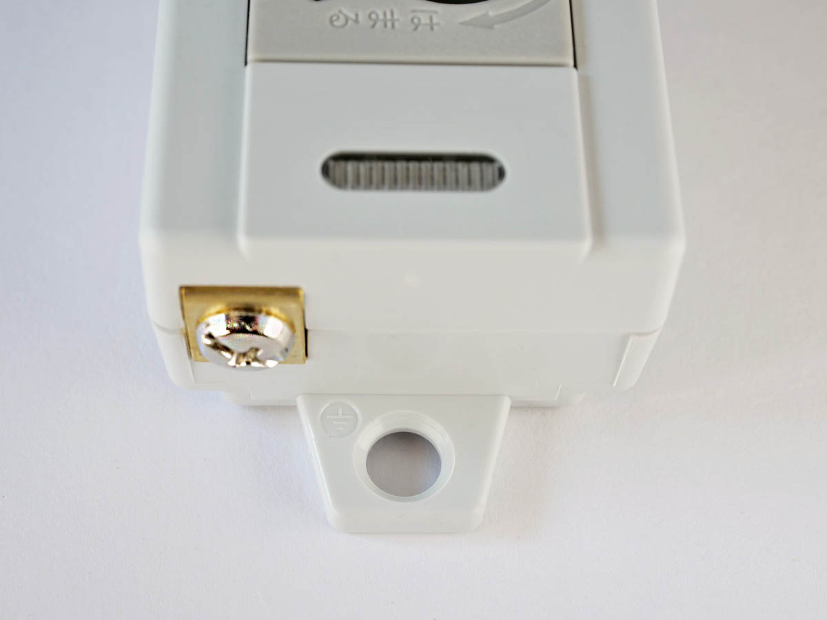 08
エレコム 電源タップ 3ピン 4個口 スイングプラグ T-T06-3410LG/RS
仮固定穴とアース端子